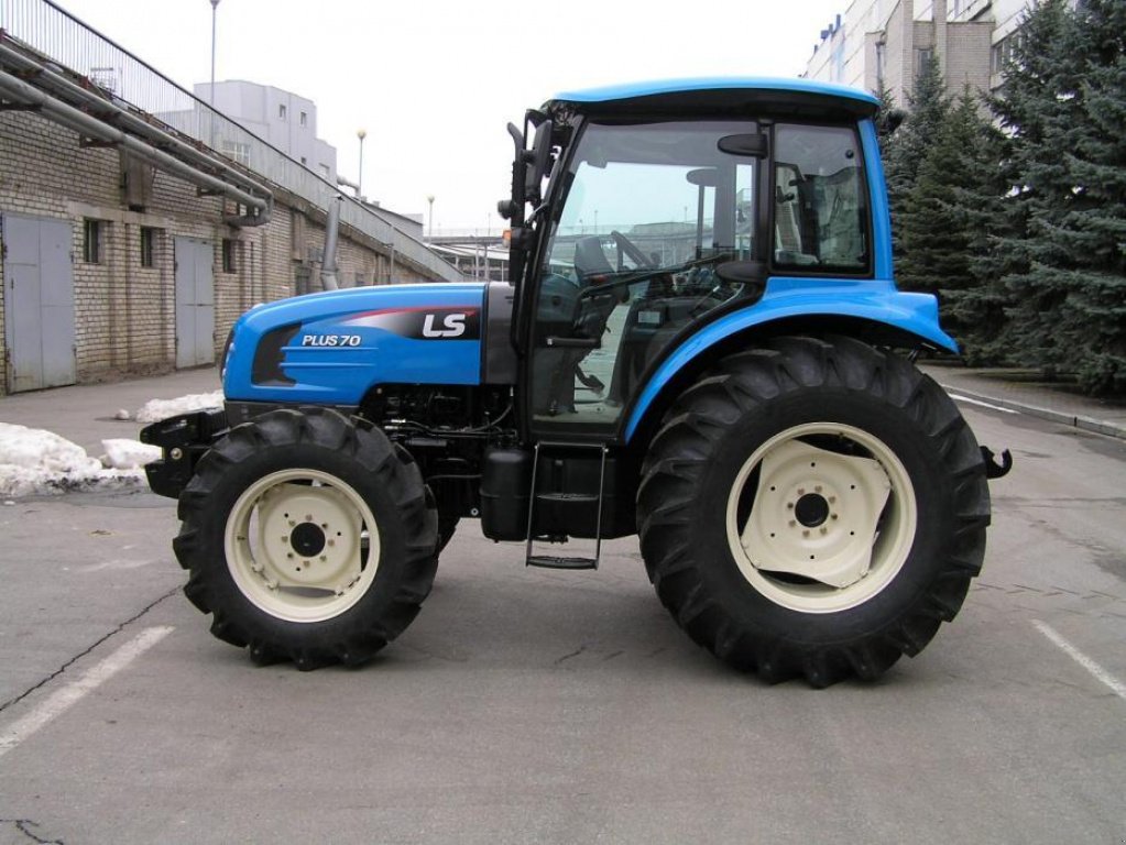 Oldtimer-Traktor typu LS Tractor Plus 70, Neumaschine v Бровари (Obrázek 2)