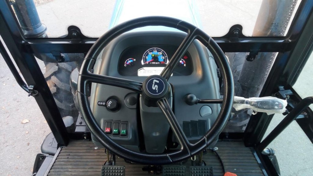 Oldtimer-Traktor typu LS Tractor V 804, Neumaschine v Бровари (Obrázek 4)