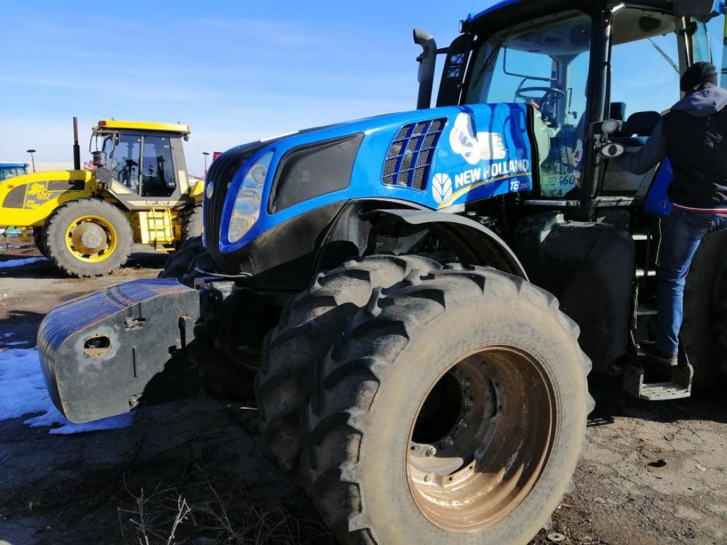 Oldtimer-Traktor Türe ait New Holland T8.390, Neumaschine içinde Київ (resim 11)