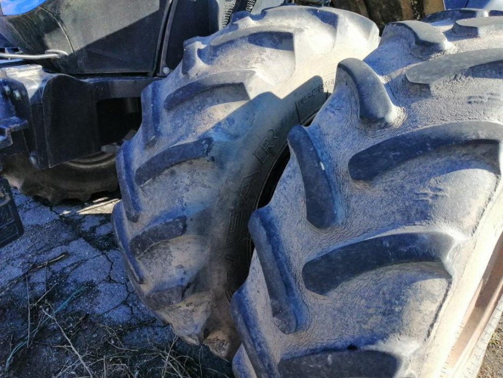 Oldtimer-Traktor Türe ait New Holland T8.390, Neumaschine içinde Київ (resim 9)