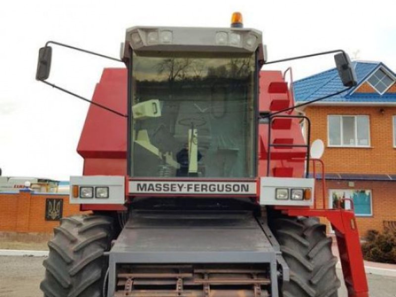 Oldtimer-Mähdrescher des Typs Massey Ferguson 38, Neumaschine in Київ (Bild 1)