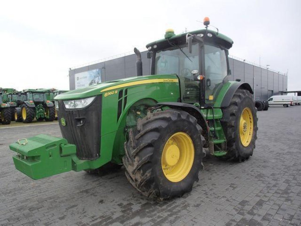 Oldtimer-Traktor van het type John Deere 8360R, Neumaschine in Вишневе (Foto 1)