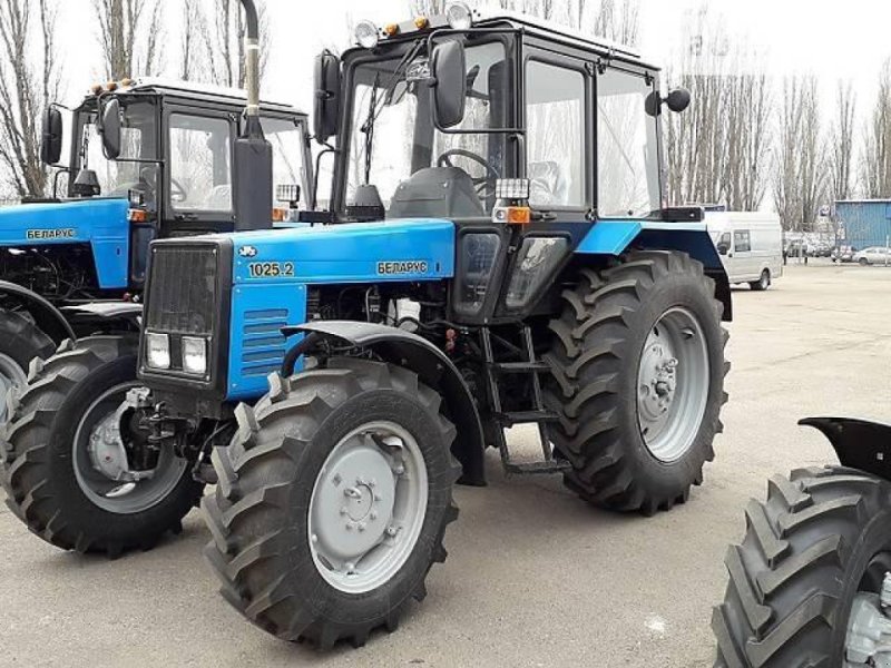 Oldtimer-Traktor Türe ait Belarus Беларус-1025.2, Neumaschine içinde Київ (resim 1)