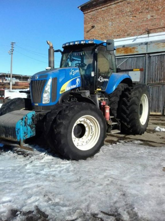 Oldtimer-Traktor del tipo New Holland T8050, Neumaschine In Балаклея (Immagine 1)