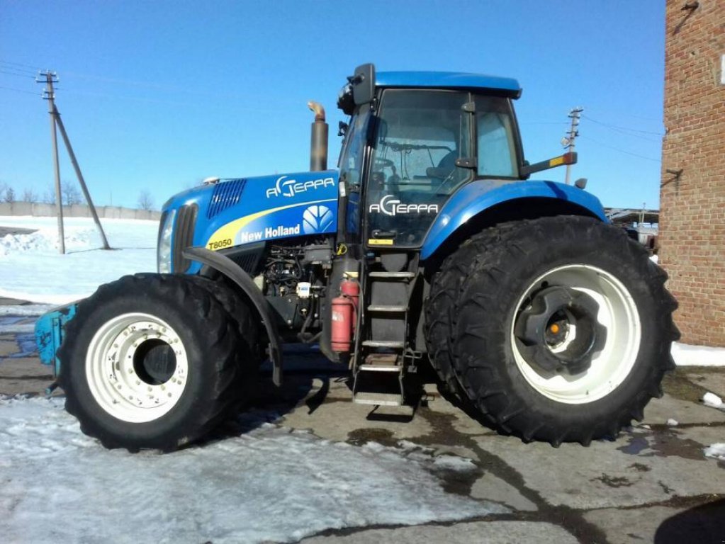 Oldtimer-Traktor del tipo New Holland T8050, Neumaschine In Балаклея (Immagine 3)