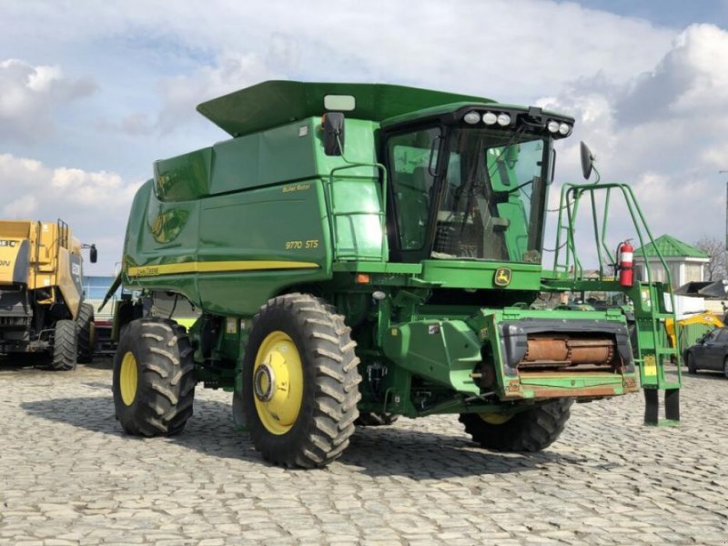 Oldtimer-Mähdrescher of the type John Deere 9770 STS, Neumaschine in Рівне (Picture 1)