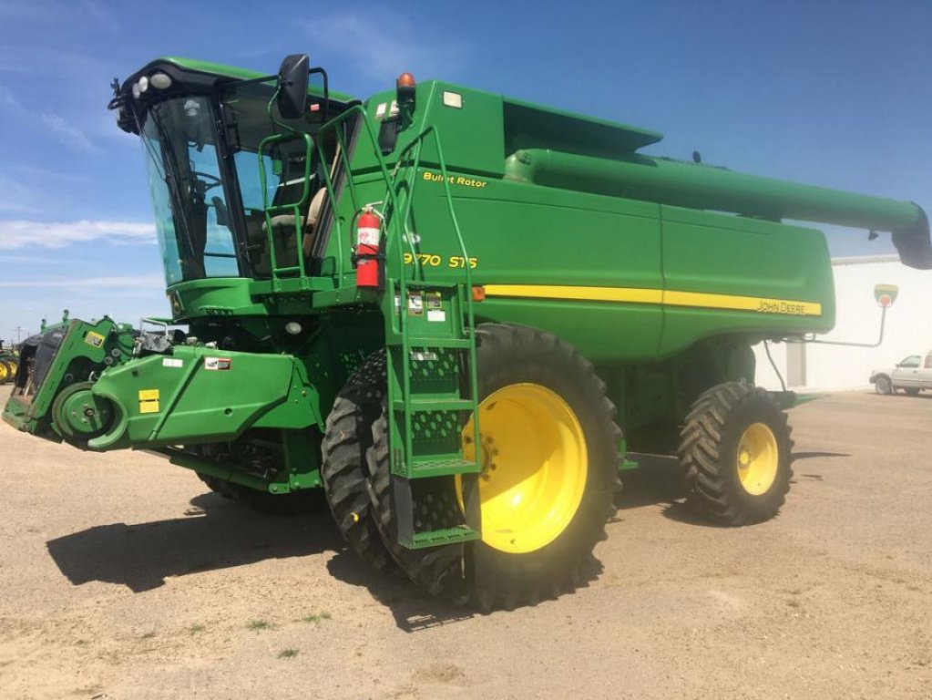 Oldtimer-Mähdrescher van het type John Deere 9770 STS, Neumaschine in Путрівка (Foto 1)