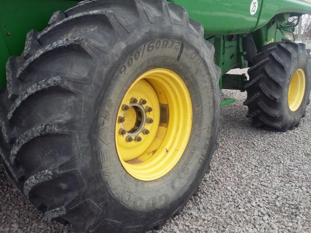 Oldtimer-Mähdrescher des Typs John Deere S690i, Neumaschine in Біла Церква (Bild 11)