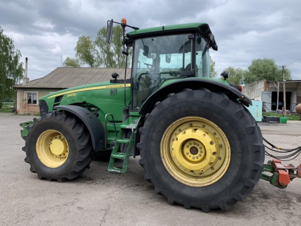 Oldtimer-Traktor des Typs John Deere 8430, Gebrauchtmaschine in Макаров (Bild 3)