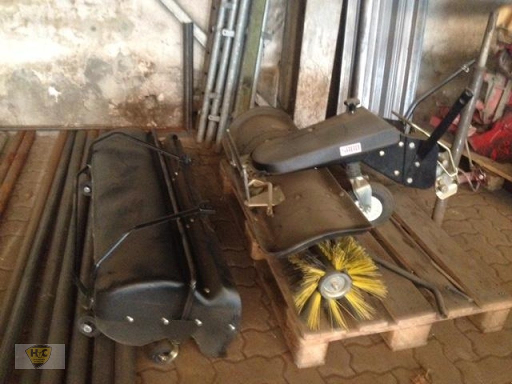 Kehrmaschine typu John Deere Kehrmaschine für X100-X300, Gebrauchtmaschine v Willanzheim (Obrázek 1)