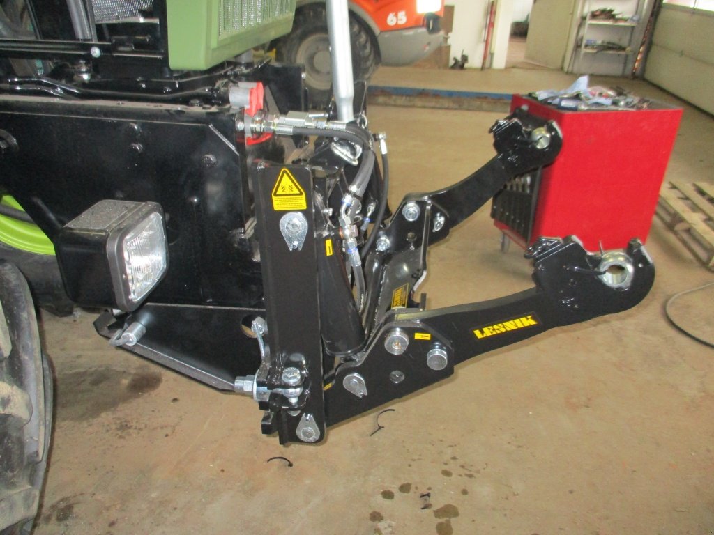 Traktor of the type Mercedes-Benz Fronthydraulik 2 Zyl. für MB trac und Unimog, Neumaschine in Haselbach (Picture 1)