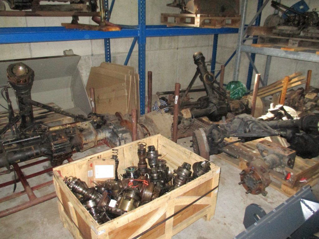 Traktor типа Mercedes-Benz Großauswahl am MB Trac u. Unimog Ersatzteilen, Gebrauchtmaschine в Haselbach (Фотография 19)