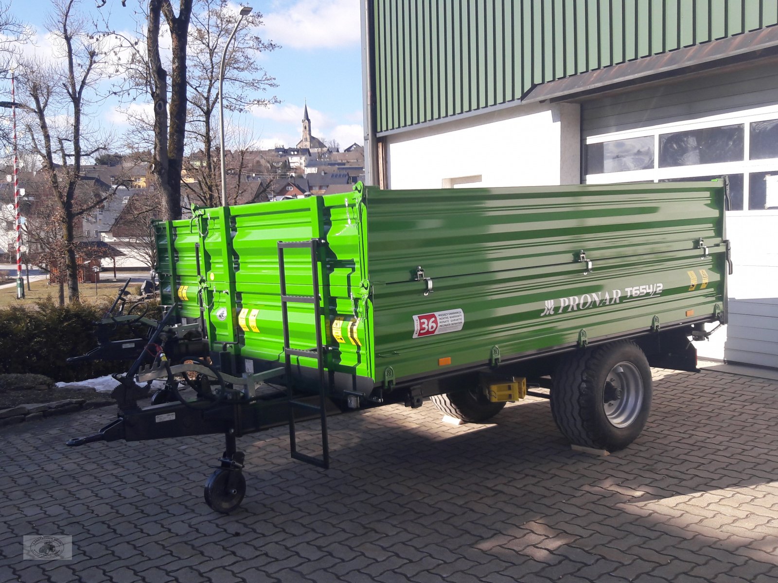 Kipper van het type PRONAR T654/2. 40Km/h. "NEU" 6to. ZV. Breitreifen. Auflaufbremse+Rückmatik 50er-Bordwandaufsätze., Neumaschine in Tschirn (Foto 1)