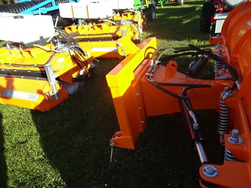 Schneepflug of the type M&H Schneeschild 3 Meter SP -  Hydraulisch schwenkbar- mit Anfahrsicherung, Neumaschine in Neureichenau (Picture 22)