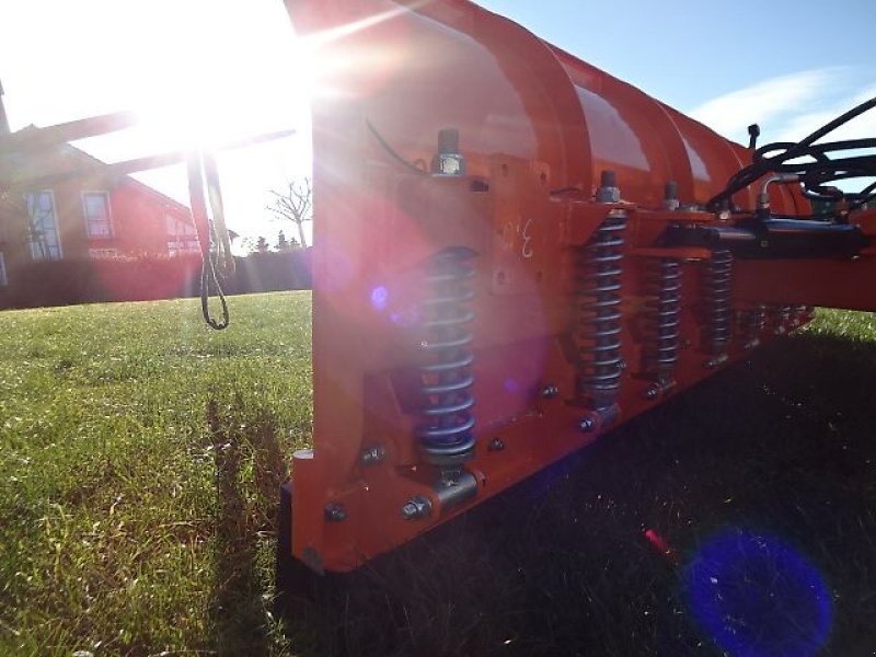 Schneepflug of the type M&H Schneeschild 3 Meter SP -  Hydraulisch schwenkbar- mit Anfahrsicherung, Neumaschine in Neureichenau (Picture 7)