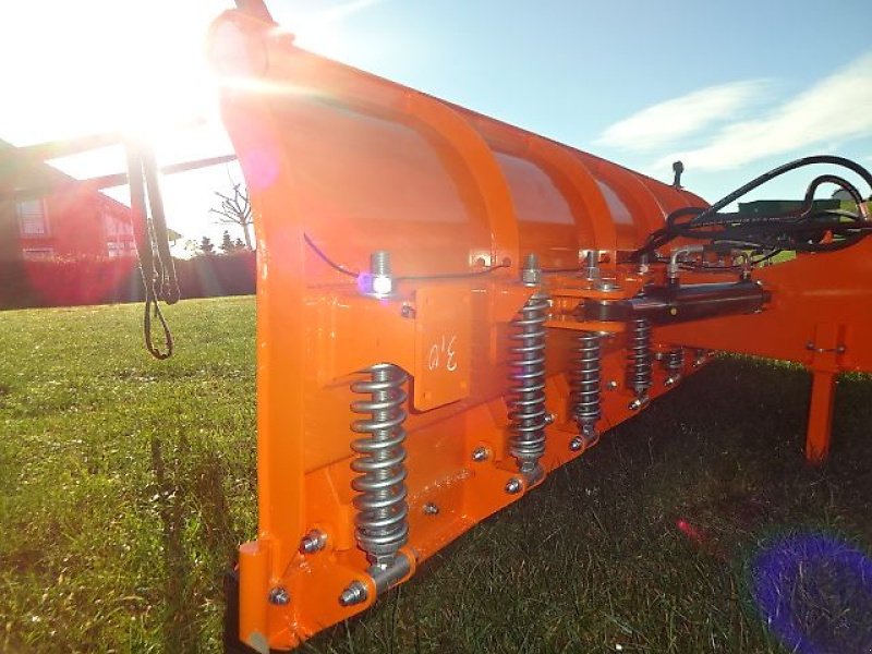 Schneepflug of the type M&H Schneeschild 3 Meter SP -  Hydraulisch schwenkbar- mit Anfahrsicherung, Neumaschine in Neureichenau (Picture 8)