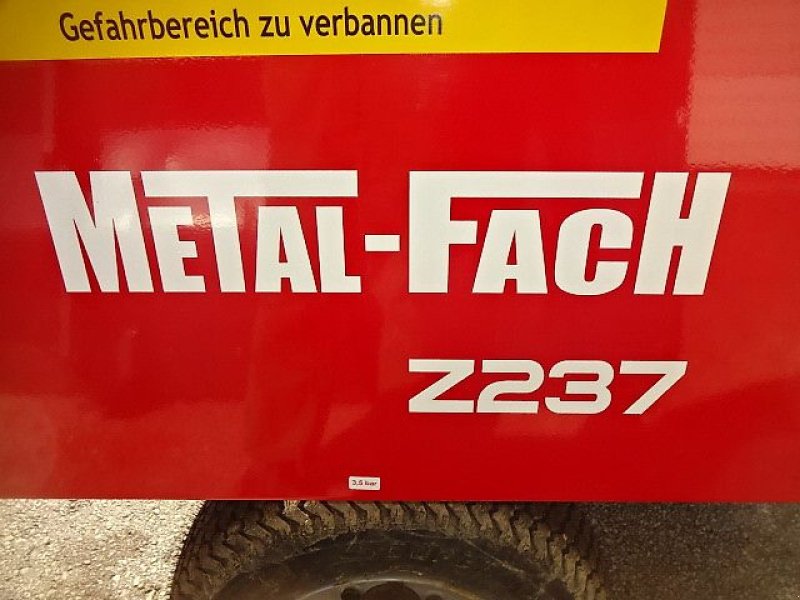 Ballenwickler a típus Metal-Fach NEU - Z 237 -  -Ballenwickelgerät-  Selbstlader, Neumaschine ekkor: Neureichenau (Kép 3)