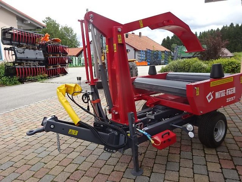 Ballenwickler of the type Metal-Fach NEU - Z 237 -  -Ballenwickelgerät-  Selbstlader, Neumaschine in Neureichenau (Picture 10)