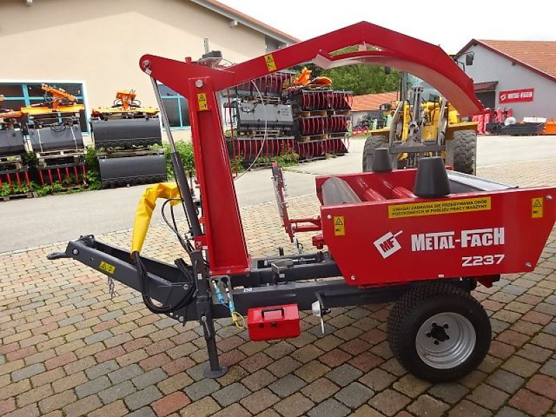 Ballenwickler of the type Metal-Fach NEU - Z 237 -  -Ballenwickelgerät-  Selbstlader, Neumaschine in Neureichenau (Picture 11)