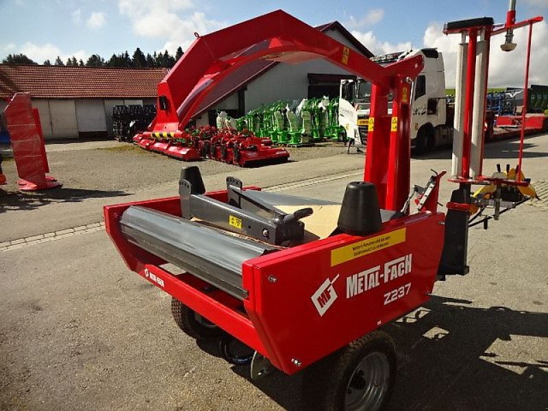 Ballenwickler of the type Metal-Fach NEU - Z 237 -  -Ballenwickelgerät-  Selbstlader, Neumaschine in Neureichenau (Picture 16)
