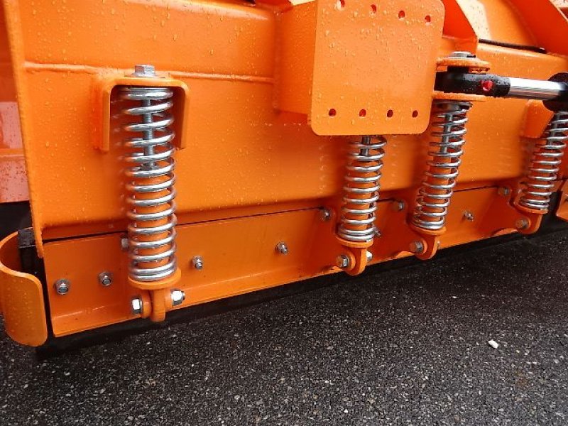 Schneepflug des Typs SVD Vario M 300- Varioschneepflug- Stabile Ausführung, Neumaschine in Neureichenau (Bild 16)