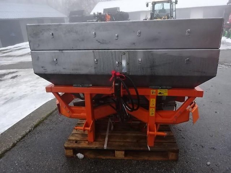 Schneepflug des Typs Bellon Mit Salzstreuer 1000 Liter - 2 Streuräder-, Neumaschine in Neureichenau (Bild 1)