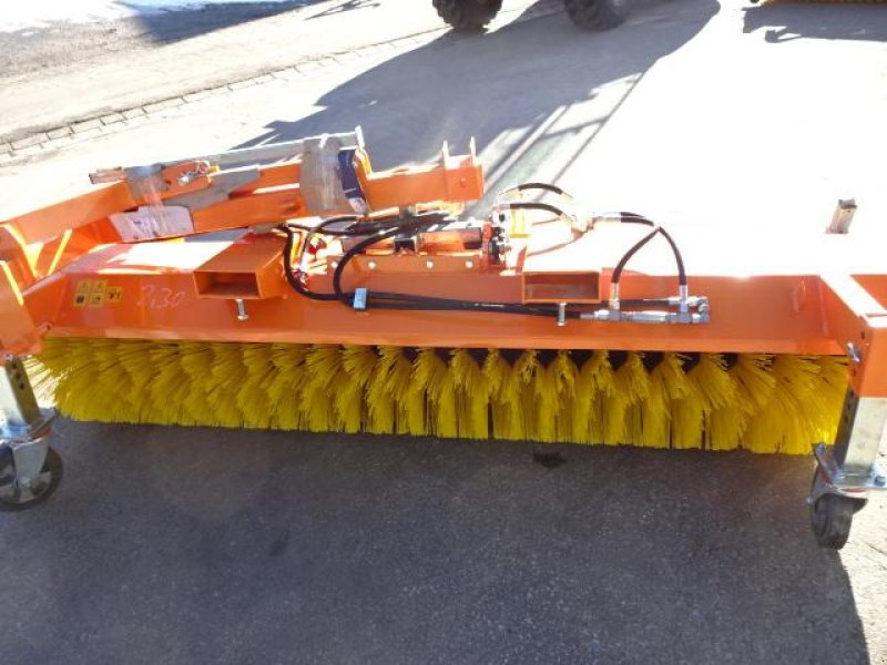 Kehrmaschine a típus Sonstige 2,5 Meter - Kehrmaschine- mit Hydraulischer Wannenentleerung- auch mit Seitenbesen möglich- verschiedene Breiten möglich, Neumaschine ekkor: Neureichenau (Kép 1)