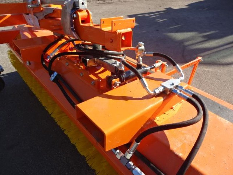 Kehrmaschine a típus Sonstige 2,5 Meter - Kehrmaschine- mit Hydraulischer Wannenentleerung- auch mit Seitenbesen möglich- verschiedene Breiten möglich, Neumaschine ekkor: Neureichenau (Kép 3)