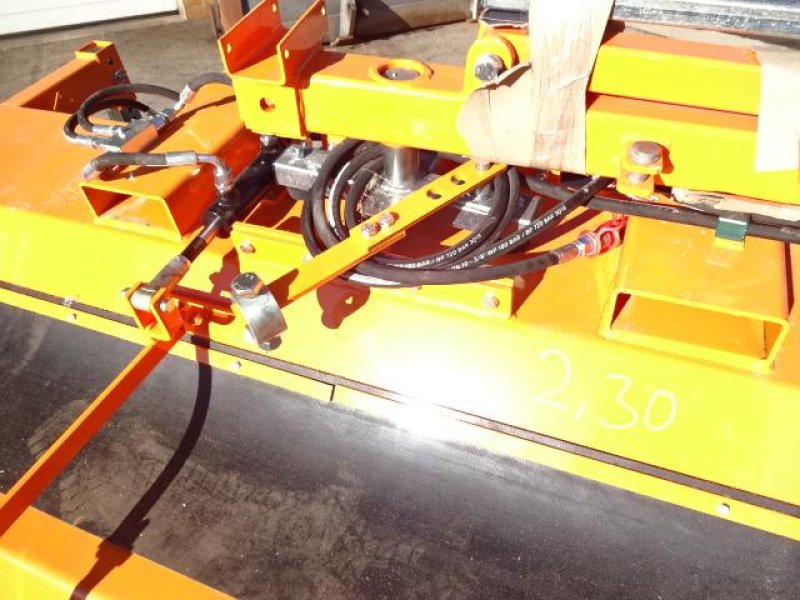 Kehrmaschine a típus Sonstige 2,5 Meter - Kehrmaschine- mit Hydraulischer Wannenentleerung- auch mit Seitenbesen möglich- verschiedene Breiten möglich, Neumaschine ekkor: Neureichenau (Kép 9)