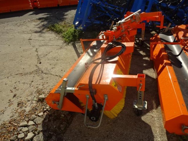 Kehrmaschine a típus Sonstige 2,5 Meter - Kehrmaschine- mit Hydraulischer Wannenentleerung- auch mit Seitenbesen möglich- verschiedene Breiten möglich, Neumaschine ekkor: Neureichenau (Kép 14)