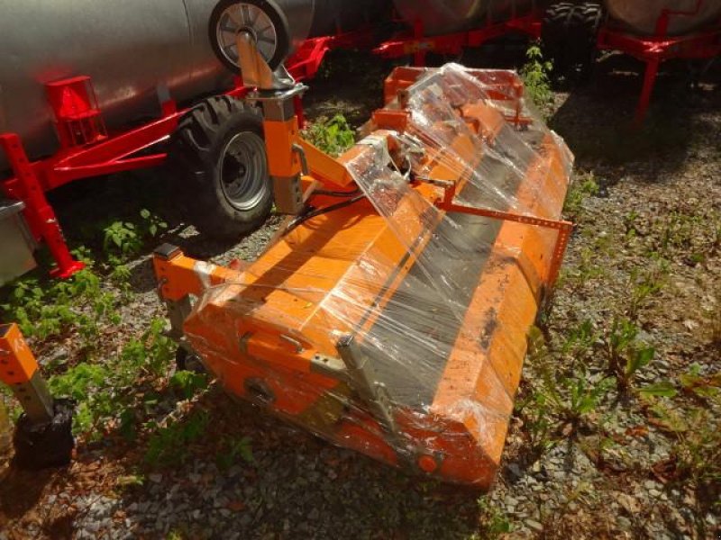 Kehrmaschine a típus Sonstige 2,5 Meter - Kehrmaschine- mit Hydraulischer Wannenentleerung- auch mit Seitenbesen möglich- verschiedene Breiten möglich, Neumaschine ekkor: Neureichenau (Kép 17)