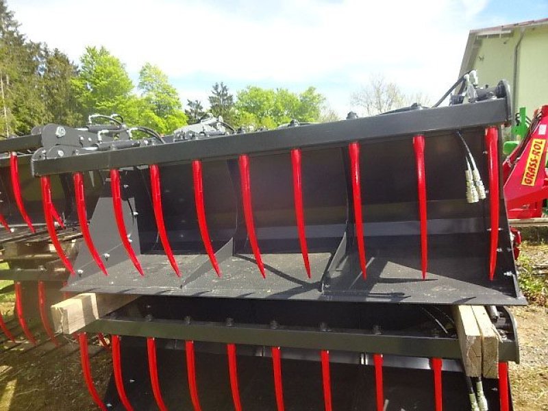 Frontladerzubehör of the type SP-Maskinen Silogreifschaufel-verschiedene Breiten - 1,2 Meter- 1,3 Meter- 1,4 Meter 1,5 Meter  1,8 Meter  2 Meter  - 2..2 Meter  2,4 Meter -   mit 2 Zylinder, Neumaschine in Neureichenau (Picture 2)