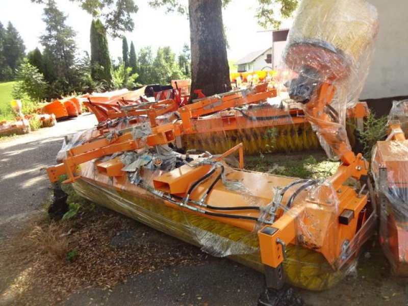 Kehrmaschine του τύπου Sonstige 2,8 Meter Kehrmaschine- mit  hydraulischer Wannenenleerung- auch mit Seitenbesen möglich, Neumaschine σε Neureichenau (Φωτογραφία 5)