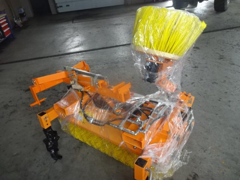 Kehrmaschine του τύπου Sonstige 2,8 Meter Kehrmaschine- mit  hydraulischer Wannenenleerung- auch mit Seitenbesen möglich, Neumaschine σε Neureichenau (Φωτογραφία 12)