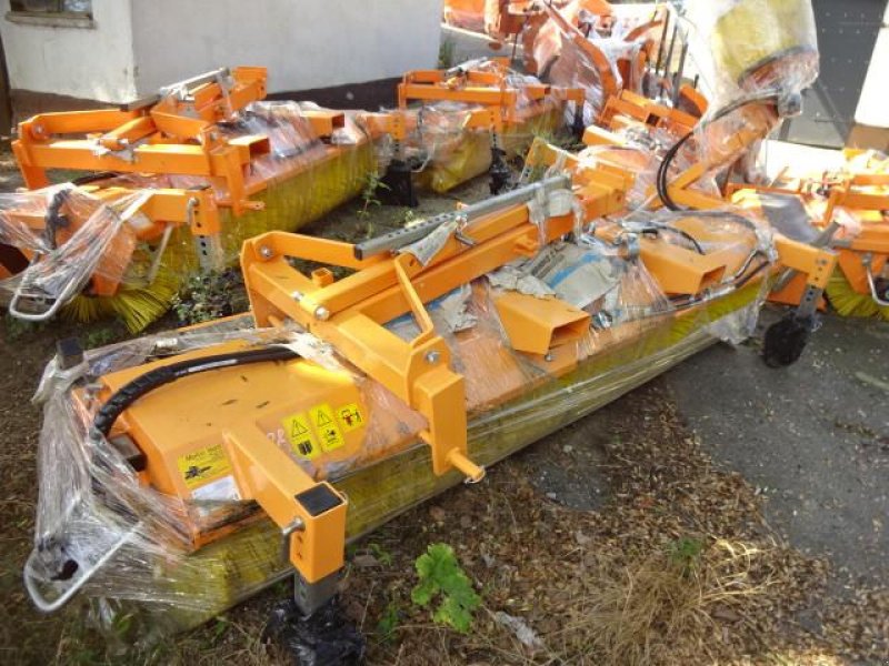 Kehrmaschine του τύπου Sonstige 2,8 Meter Kehrmaschine- mit  hydraulischer Wannenenleerung- auch mit Seitenbesen möglich, Neumaschine σε Neureichenau (Φωτογραφία 15)