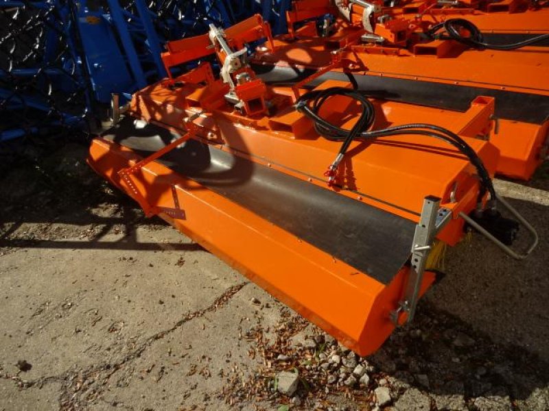 Kehrmaschine του τύπου Sonstige 2,8 Meter Kehrmaschine- mit  hydraulischer Wannenenleerung- auch mit Seitenbesen möglich, Neumaschine σε Neureichenau (Φωτογραφία 4)