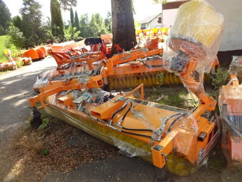 Kehrmaschine του τύπου Sonstige 2,8 Meter Kehrmaschine- mit  hydraulischer Wannenenleerung- auch mit Seitenbesen möglich, Neumaschine σε Neureichenau (Φωτογραφία 14)