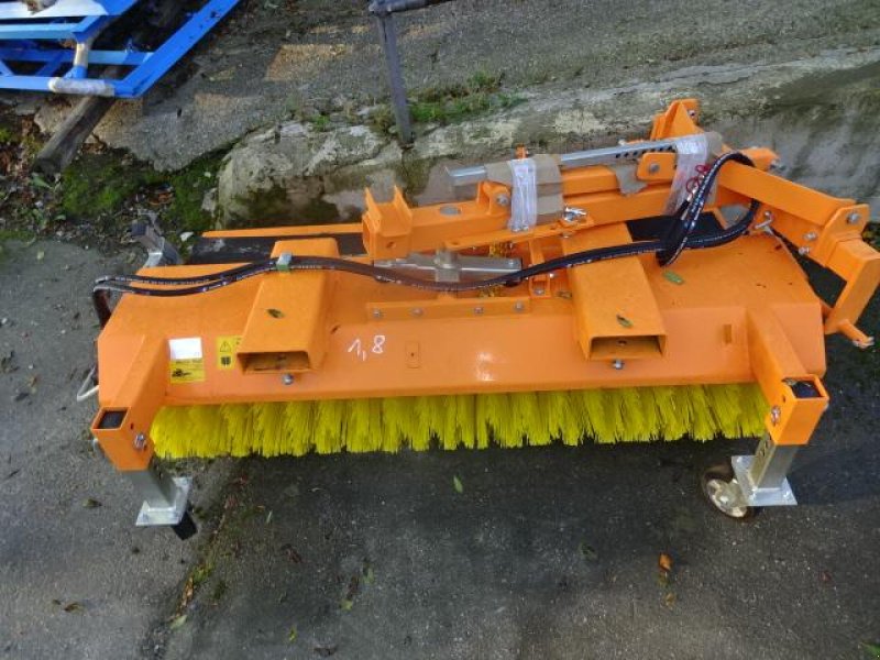 Kehrmaschine typu Sonstige 1,8 Meter Kehrmaschine mit Hydraulischer Entleerung- auch mit Seitenbesen möglich, Neumaschine v Neureichenau (Obrázek 12)