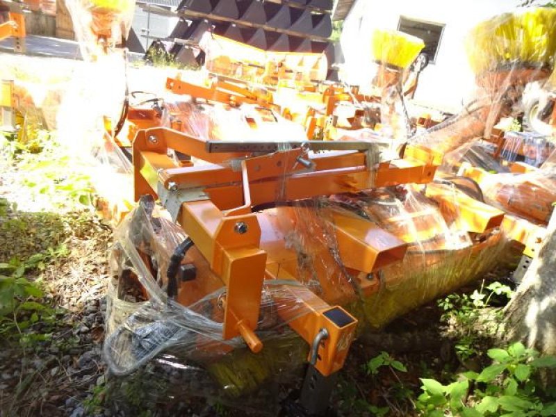 Kehrmaschine typu Sonstige 1,8 Meter Kehrmaschine mit Hydraulischer Entleerung- auch mit Seitenbesen möglich, Neumaschine v Neureichenau (Obrázek 16)