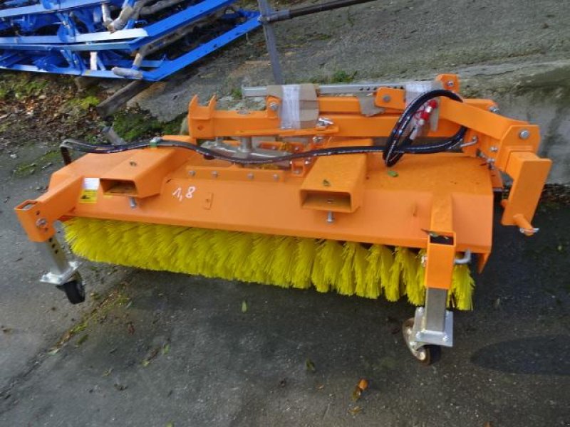 Kehrmaschine typu Sonstige 1,8 Meter Kehrmaschine mit Hydraulischer Entleerung- auch mit Seitenbesen möglich, Neumaschine v Neureichenau (Obrázek 2)