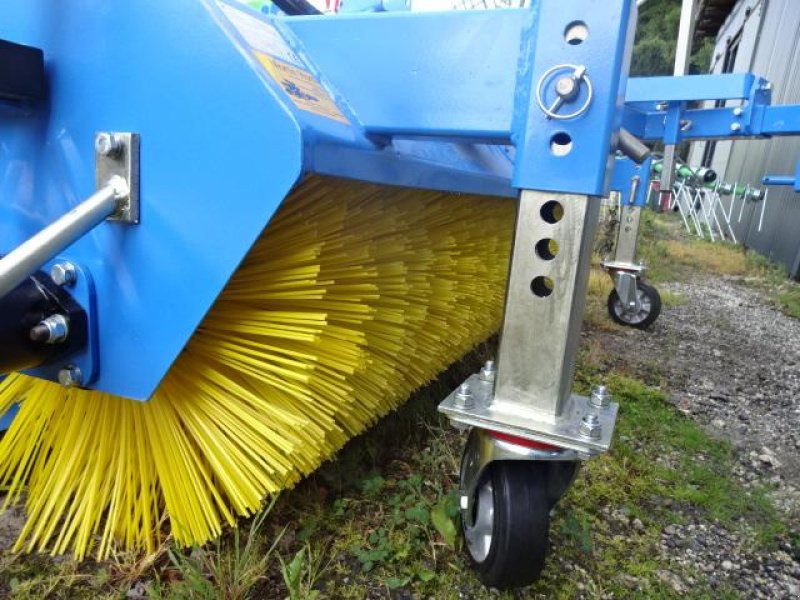 Kehrmaschine typu Sonstige 1,8 Meter Kehrmaschine mit Hydraulischer Entleerung- auch mit Seitenbesen möglich, Neumaschine v Neureichenau (Obrázek 13)