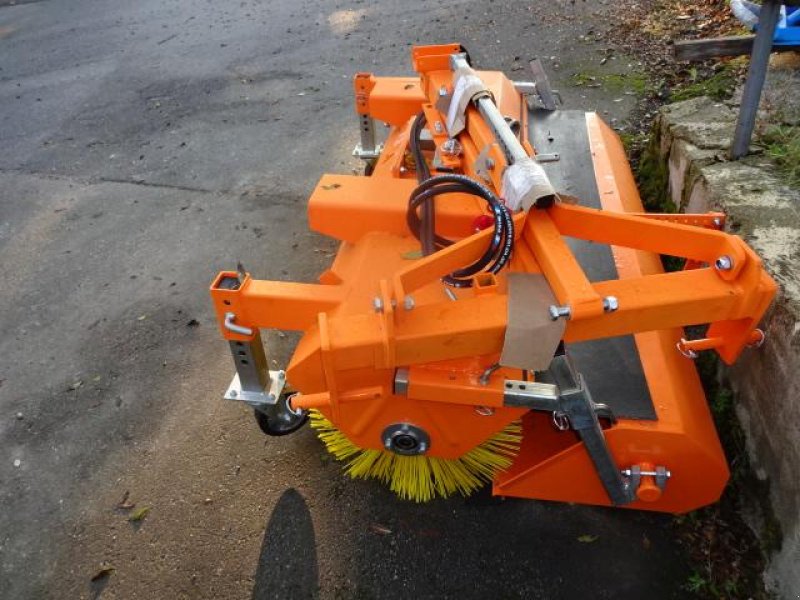 Kehrmaschine typu Sonstige 1,8 Meter Kehrmaschine mit Hydraulischer Entleerung- auch mit Seitenbesen möglich, Neumaschine v Neureichenau (Obrázek 14)