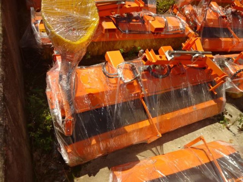 Kehrmaschine typu Sonstige 1,8 Meter Kehrmaschine mit Hydraulischer Entleerung- auch mit Seitenbesen möglich, Neumaschine v Neureichenau (Obrázek 3)