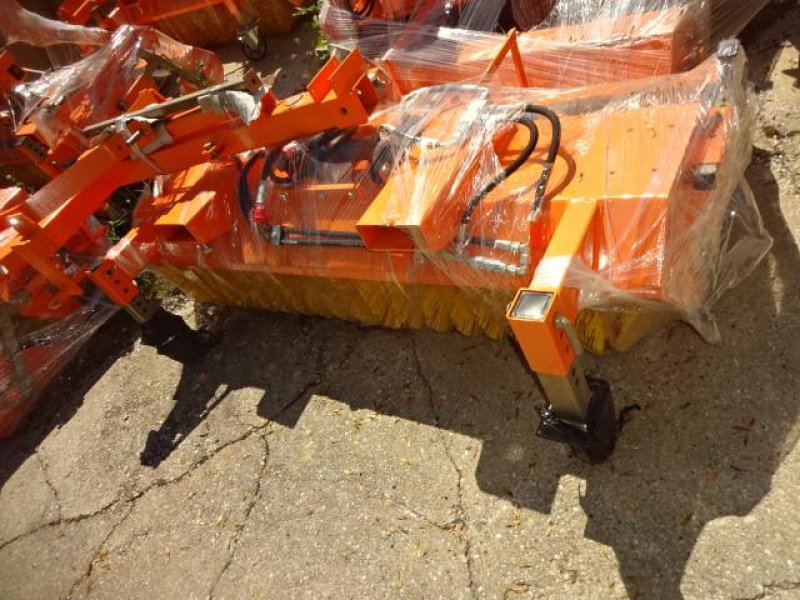 Kehrmaschine typu Sonstige 1,8 Meter Kehrmaschine mit Hydraulischer Entleerung- auch mit Seitenbesen möglich, Neumaschine v Neureichenau (Obrázek 5)