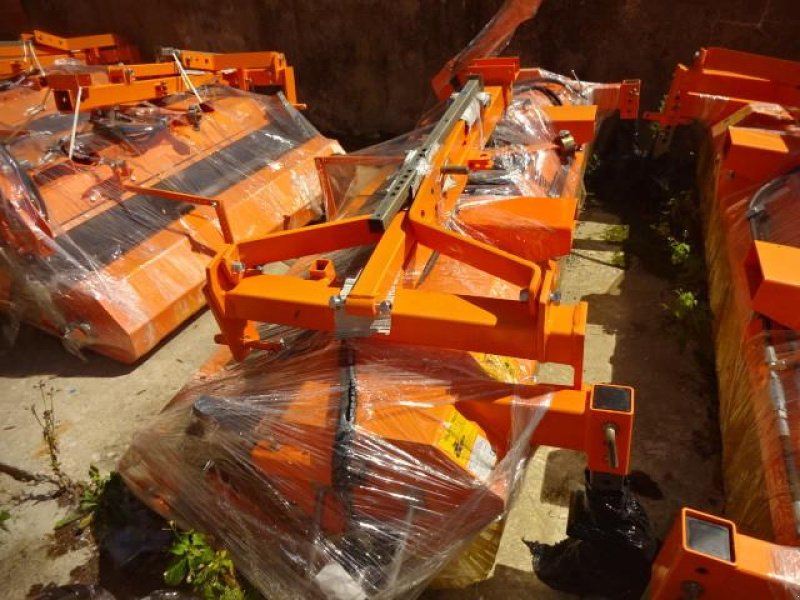 Kehrmaschine typu Sonstige 1,8 Meter Kehrmaschine mit Hydraulischer Entleerung- auch mit Seitenbesen möglich, Neumaschine v Neureichenau (Obrázek 19)