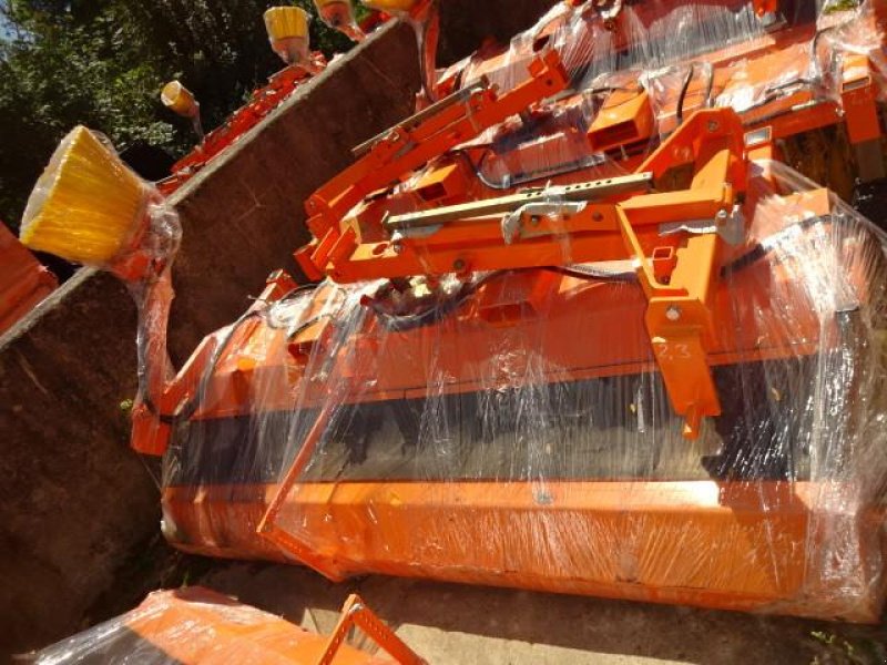 Kehrmaschine typu Sonstige 1,8 Meter Kehrmaschine mit Hydraulischer Entleerung- auch mit Seitenbesen möglich, Neumaschine v Neureichenau (Obrázek 7)