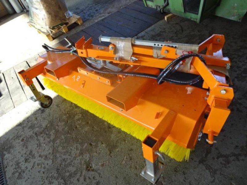 Kehrmaschine typu Sonstige 1,8 Meter Kehrmaschine mit Hydraulischer Entleerung- auch mit Seitenbesen möglich, Neumaschine v Neureichenau (Obrázek 1)