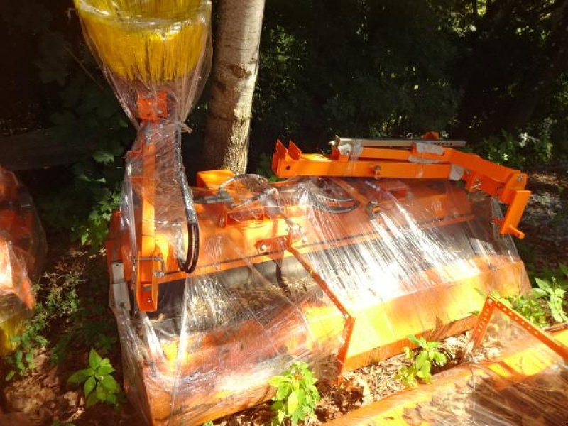 Kehrmaschine typu Sonstige 1,8 Meter Kehrmaschine mit Hydraulischer Entleerung- auch mit Seitenbesen möglich, Neumaschine w Neureichenau (Zdjęcie 11)