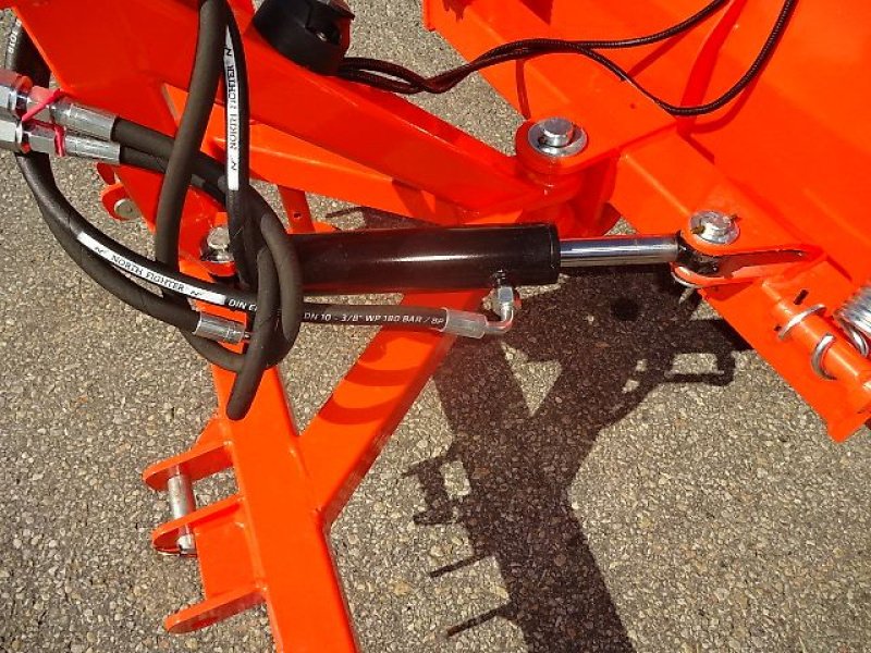 Schneepflug of the type H-L-M Schneepflug 1,85 Meter - - Hydraulisch- Anbau an Dreipunkt, Neumaschine in Neureichenau (Picture 8)