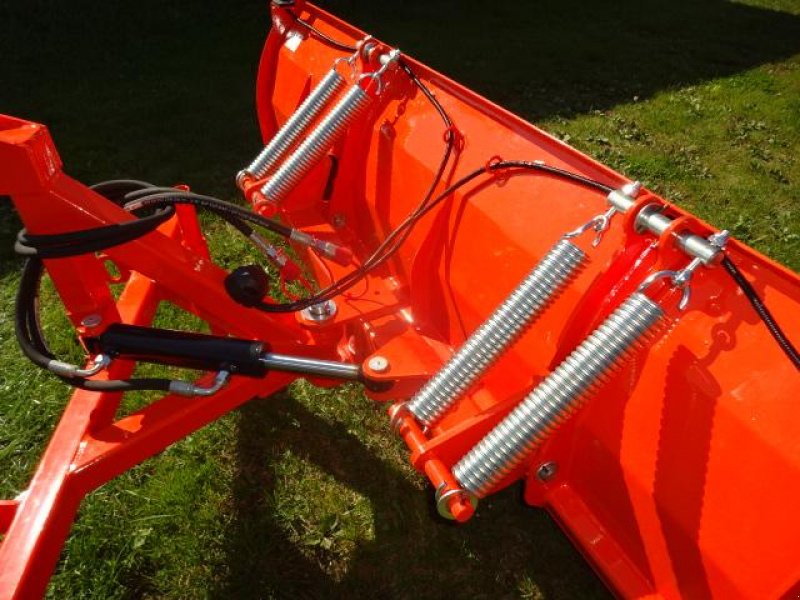 Schneepflug of the type Sonstige Schneeschild 2 Meter- H - L - M - Hydraulisch schwenkbar- Anbau an Dreipunkt, Neumaschine in Neureichenau (Picture 10)